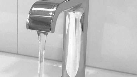 Bild von einem Wasserhahn mit laufendem Wasser